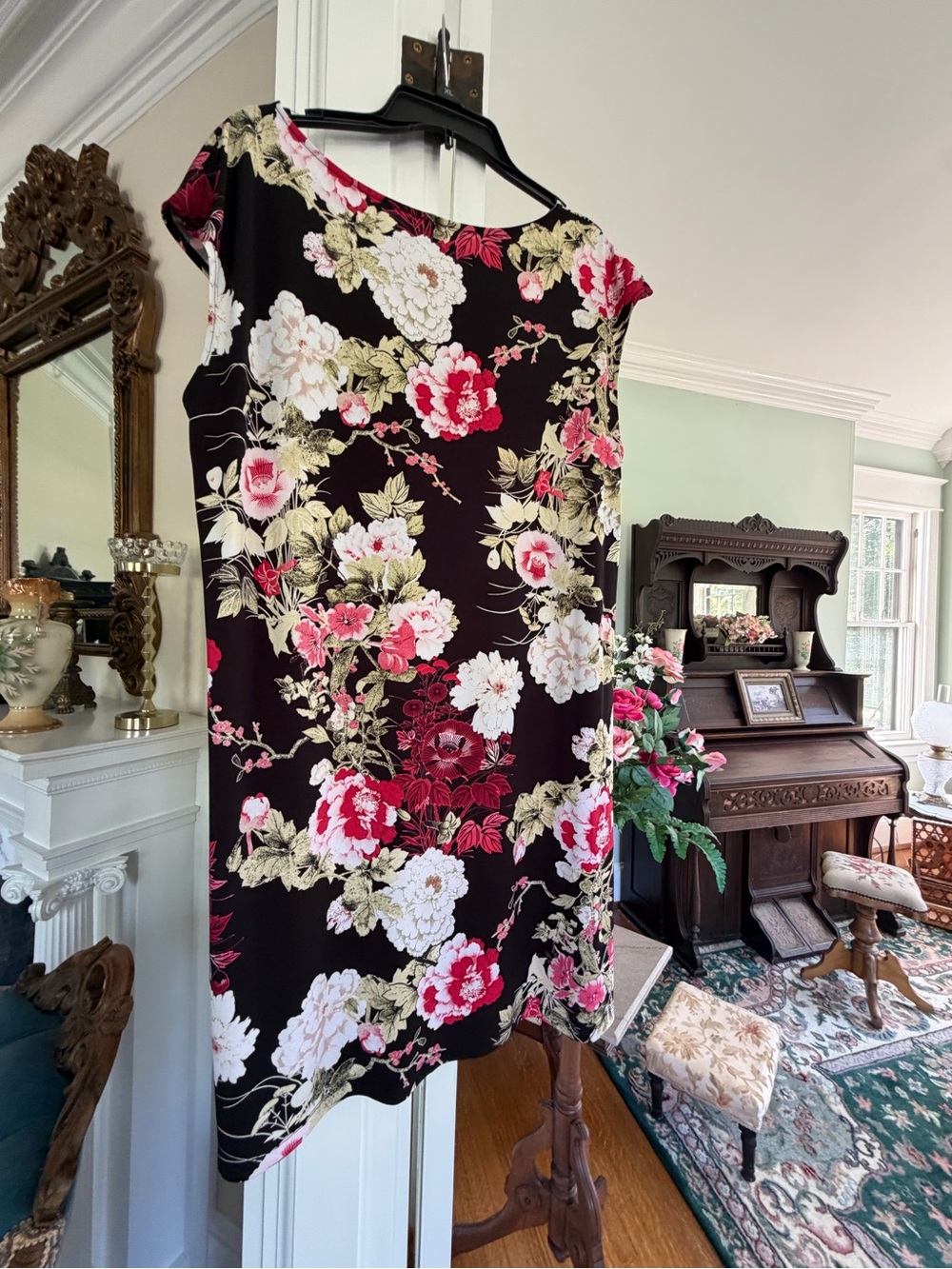 Chico's Floral Travelers Shift Dress in Black, Red, Pink, Green & white, size 3